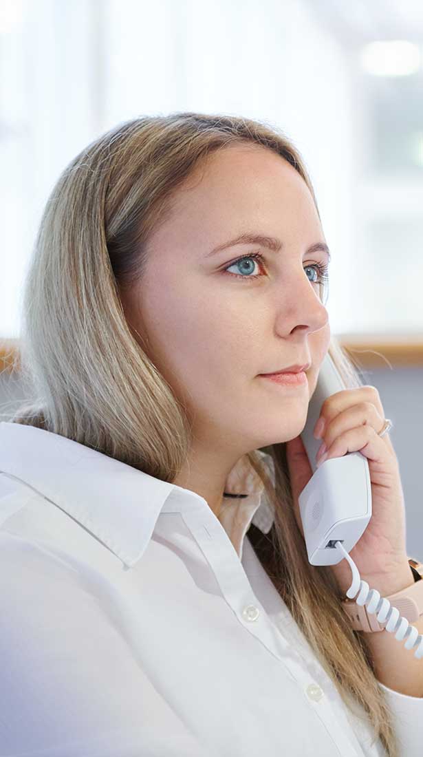 Radiologisches Personal im Gespräch mit Patient am Telefon