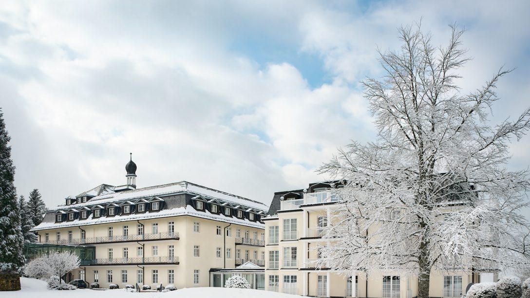 Außenansicht Max Grundig Klinik im Schnee