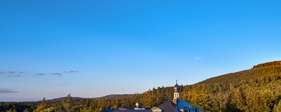 Außenansicht der Klinik mit Blick über die umliegende Natur