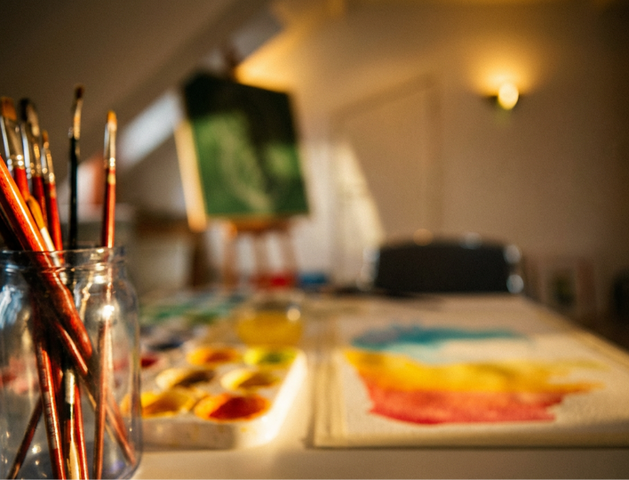 Detailaufnahme von Pinseln und Aquarell Farben