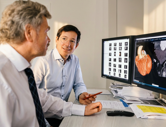Ärzte besprechen Untersuchungsergebnisse am Computer