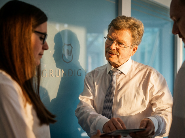 Drei Personen besprechen etwas in der Klinik