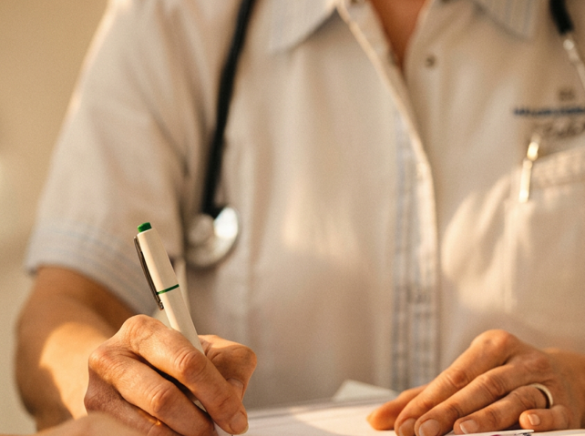 Angestellte der Klinik Notiert etwas auf einem Papier