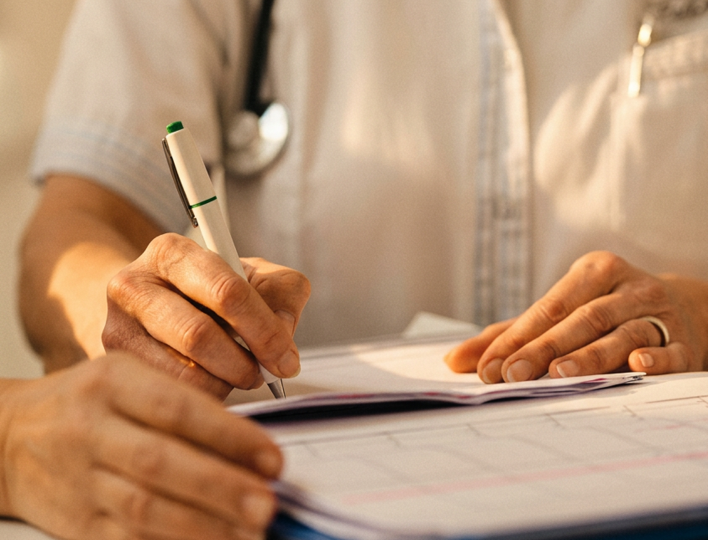 Angestellte der Klinik Notiert etwas auf einem Papier