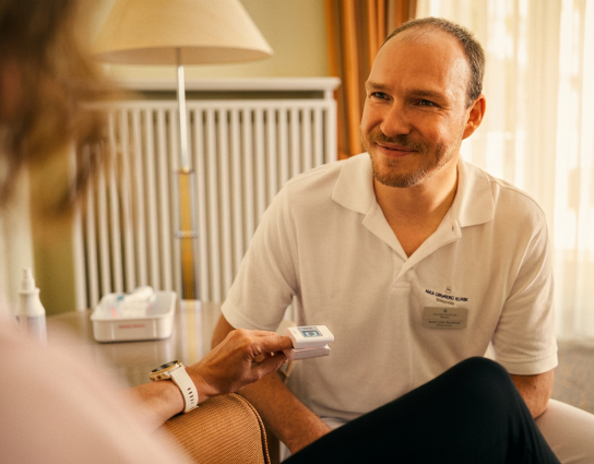 Pfleger der Klinik untersucht eine Patientin