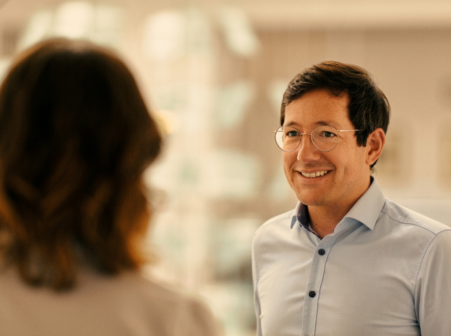 Prof. Dr. med. Timo Heidt spricht mit einer Patientin