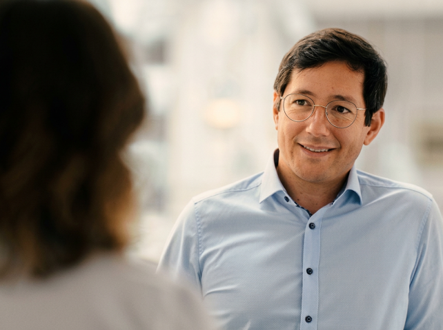 Prof. Dr. med. Timo Heidt spricht mit einer Patientin