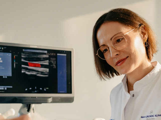 Angestellte der Klinik nimmt eine Ultraschall Untersuchung an einer Patientin vor